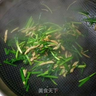 韭菜炒鸡胸肉的做法步调：7