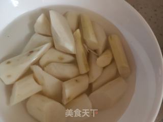 胡萝卜山药玉米排骨汤的做法步调：4