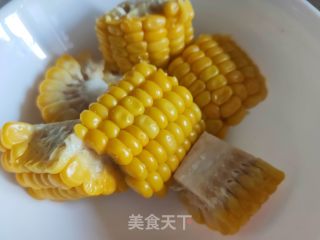 胡萝卜山药玉米排骨汤的做法步调：2