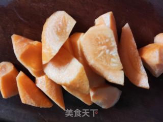 胡萝卜山药玉米排骨汤的做法步调：3