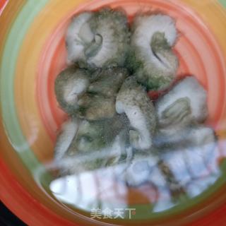 鸡汤冲海参的做法步调：1