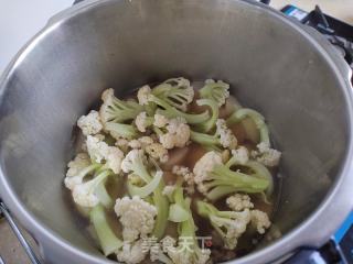 萝卜花菜烧排骨的做法步调：7