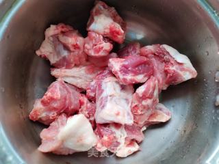 萝卜花菜烧排骨的做法步调：1