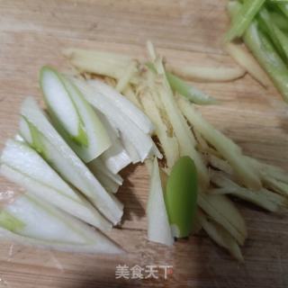 驴肉木耳炒西芹的做法步调：3