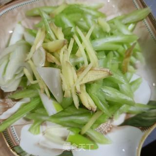 驴肉木耳炒西芹的做法步调：4