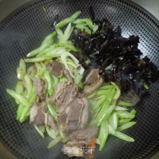 驴肉木耳炒西芹的做法步调：15