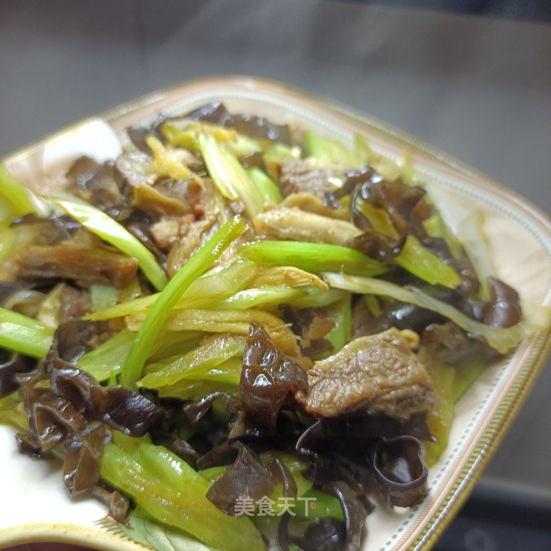 驴肉木耳炒西芹的做法
