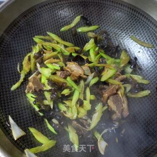 驴肉木耳炒西芹的做法步调：16