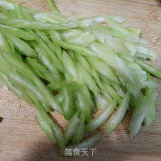 驴肉木耳炒西芹的做法步调：2