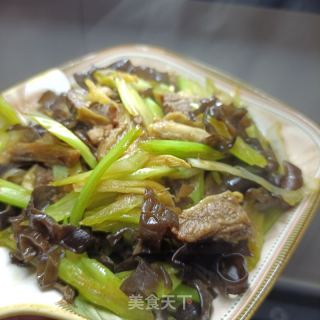 驴肉木耳炒西芹的做法步调：17