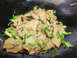 葱爆驴血的做法步调：4