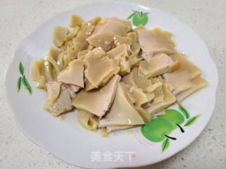 葱爆驴血的做法步调：1