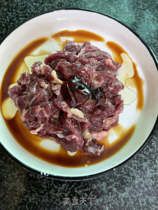 榨菜牛肉蒸饭的做法步调：3