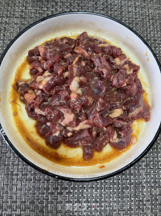 榨菜牛肉蒸饭的做法步调：4