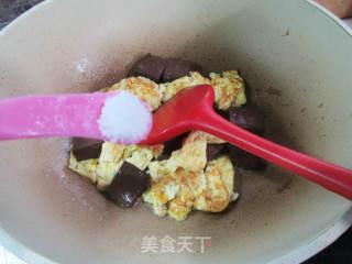 鸡蛋炒鸭血的做法步调：7