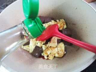 鸡蛋炒鸭血的做法步调：8