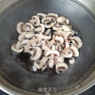 肉片喷鼻菜炒心蘑的做法步调：4