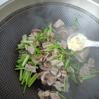 肉片喷鼻菜炒心蘑的做法步调：14
