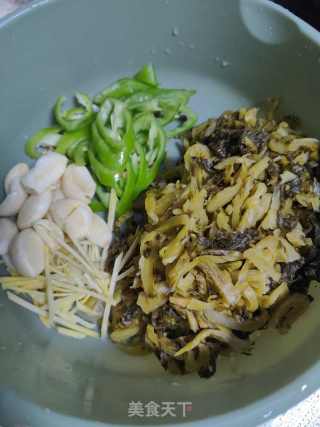 青椒炒酸菜的做法步调：1