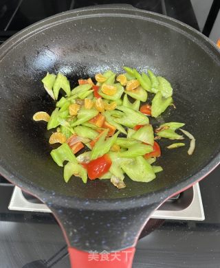 素炒西芹的做法步调：8