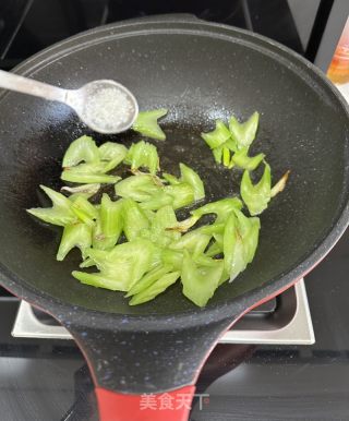 素炒西芹的做法步调：5