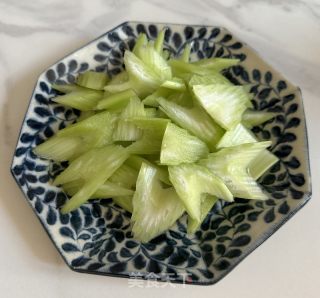 素炒西芹的做法步调：2
