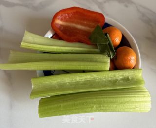 素炒西芹的做法步调：1