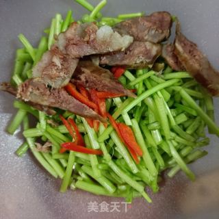 香肠炒蒿子秆的做法步调：5