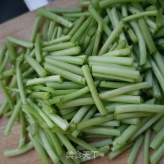 香肠炒蒿子秆的做法步调：2