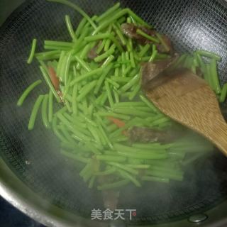 香肠炒蒿子秆的做法步调：8