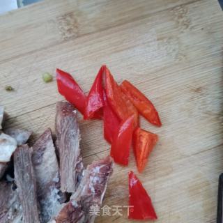 香肠炒蒿子秆的做法步调：4