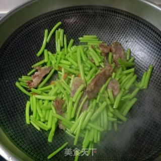 香肠炒蒿子秆的做法步调：10