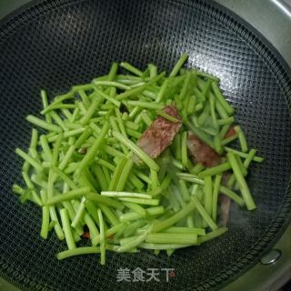 香肠炒蒿子秆的做法步调：7