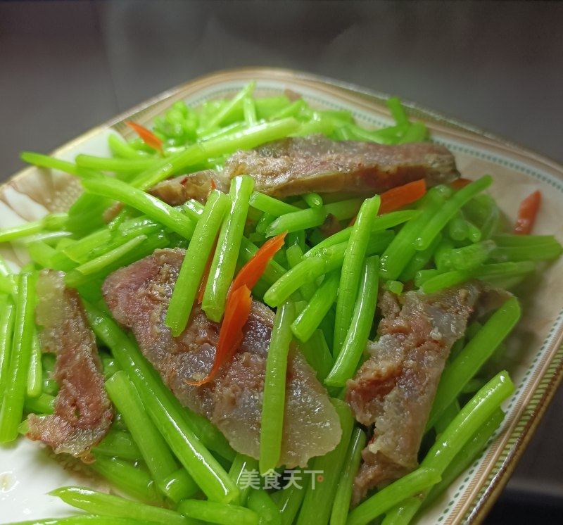 香肠炒蒿子秆的做法