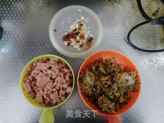 水腿肠炒中婆菜的做法步调：2