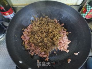 水腿肠炒中婆菜的做法步调：3