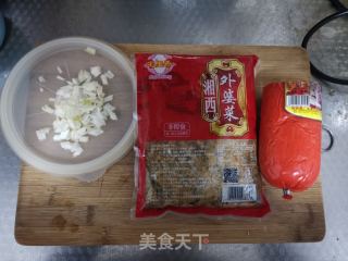 水腿肠炒中婆菜的做法步调：1