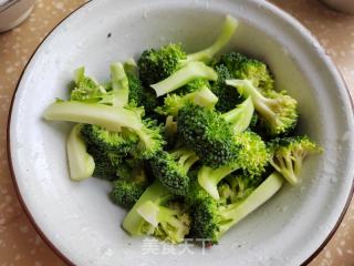胡萝卜豆干炒西蓝花的做法步调：2