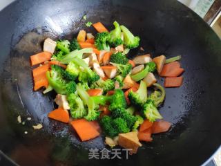 胡萝卜豆干炒西蓝花的做法步调：5