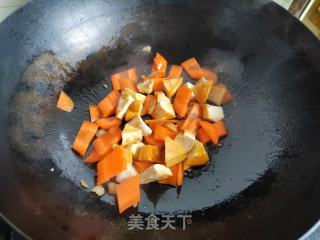 胡萝卜豆干炒西蓝花的做法步调：4