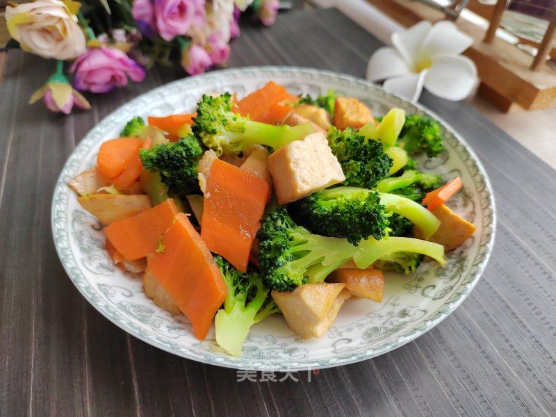 胡萝卜豆干炒西蓝花的做法