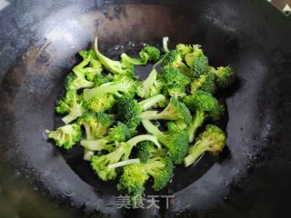 胡萝卜豆干炒西蓝花的做法步调：3