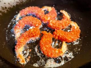 恋人节餐桌上的翠花凤尾虾的做法步调：6