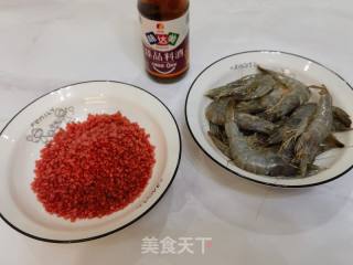 恋人节餐桌上的翠花凤尾虾的做法步调：1