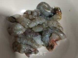 青椒虾仁炒茄丁的做法步调：1