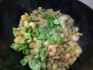 青椒虾仁炒茄丁的做法步调：8