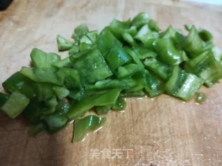 青椒虾仁炒茄丁的做法步调：2