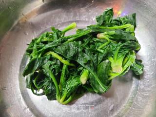 菠菜蛋花汤的做法步调：2