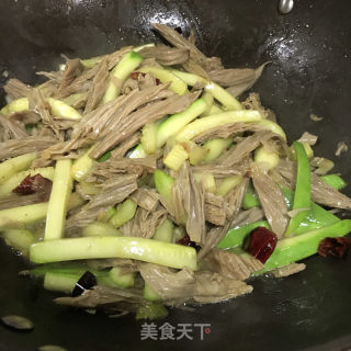乌腐竹炒西葫芦的做法步调：9