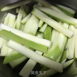 乌腐竹炒西葫芦的做法步调：2
